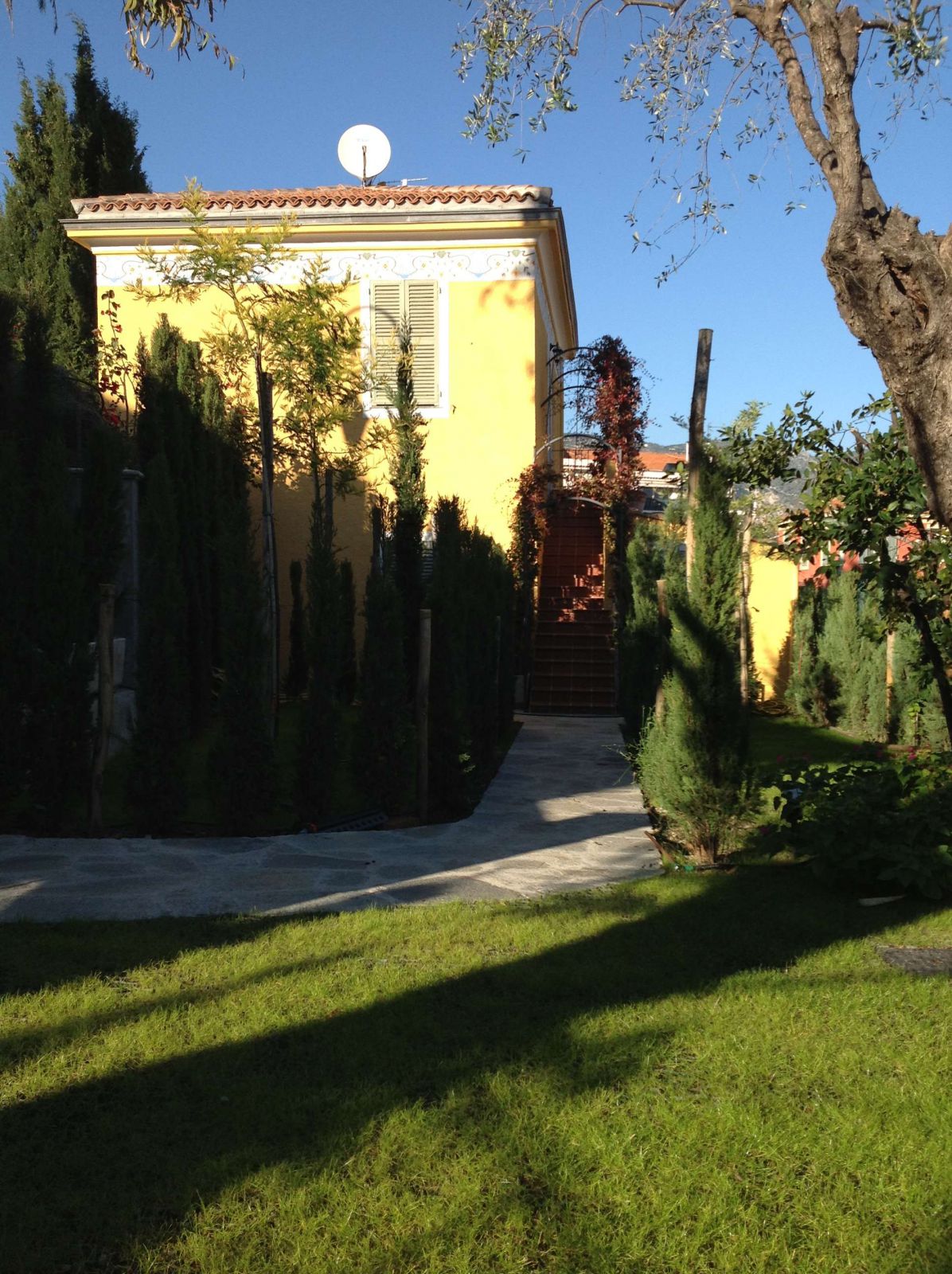 L'Eglantine: casa indipendente con giardino nel cuore del paese